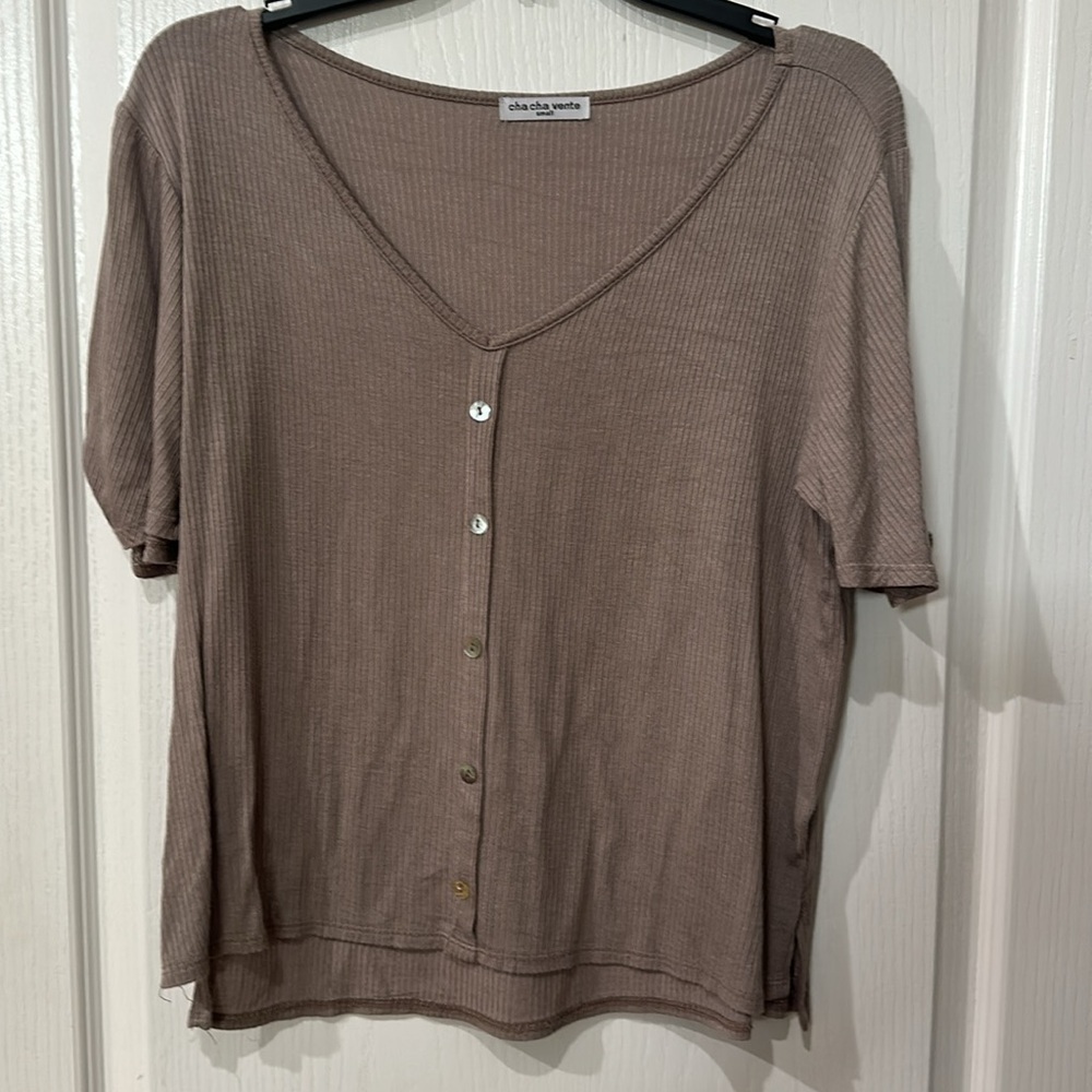 Cha cha vente Sz S short sleeve faux button front top